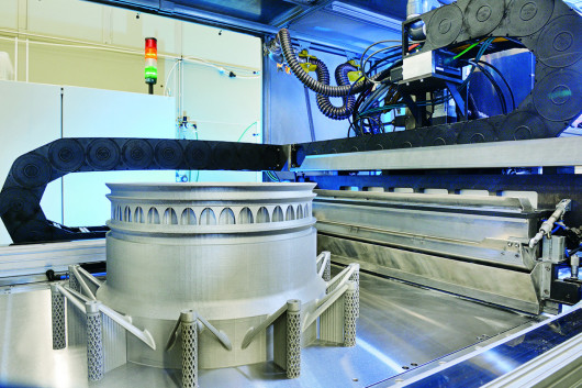 Mehrere Laser am Fraunhofer ILT in Aachen verwandeln Metallpulver per 3D-Druck in ein Demonstrator-Bauteil für die zukünftige Triebwerks-generation von Rolls-Royce. / © Fraunhofer