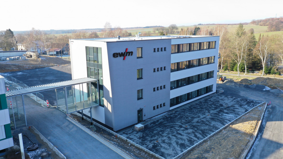 Das neue Verwaltungsgebäuder der EWM AG am Standort Mündersbach - © EWM AG