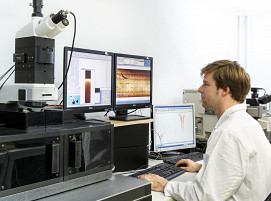 Forscher im Fraunhofer LBF analysieren mit speziell entwickelten Methoden am Raman- Mikroskop schadhafte Kunststoffbauteile, Folien oder Elastomere.