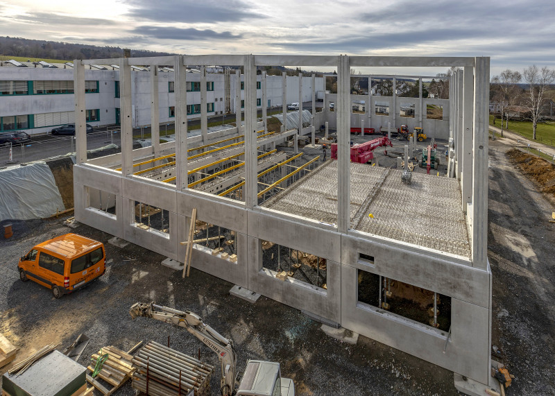 Der Bau der neuen Produktions- und Logistikhalle von EWM in Mündersbach schreitet zügig voran. - © EWM