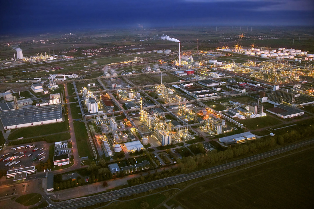 In Leuna entsteht das mit 24 Megawatt Leistung bei Inbetriebnahme weltgrößte Power-to-X-Anlagenprojekt zur Erzeugung und Verflüssigung von grünem Wasserstoff. - © Linde/Horst Fechner