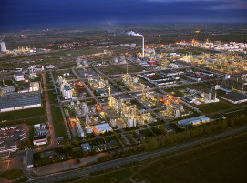 In Leuna entsteht das mit 24 Megawatt Leistung bei Inbetriebnahme weltgrößte Power-to-X-Anlagenprojekt zur Erzeugung und Verflüssigung von grünem Wasserstoff.