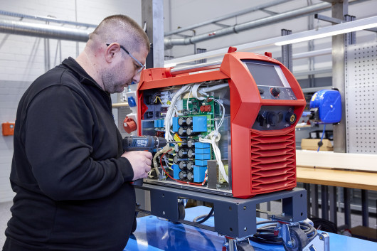 Fronius bietet in Oberhausen unter anderem einen Reparaturservice für Geräte und Schweißbrenner sowie Räumlichkeiten für Produkt- und Anwendungsschulungen. / © Fronius Deutschland GmbH