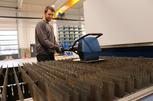 Facharbeiter Maxi Berghammer reinigt die Auflageleisten mit dem TruTool TSC 100 hauptzeitparallel – schnell und ohne großen Kraftaufwand. / ©  TRUMPF