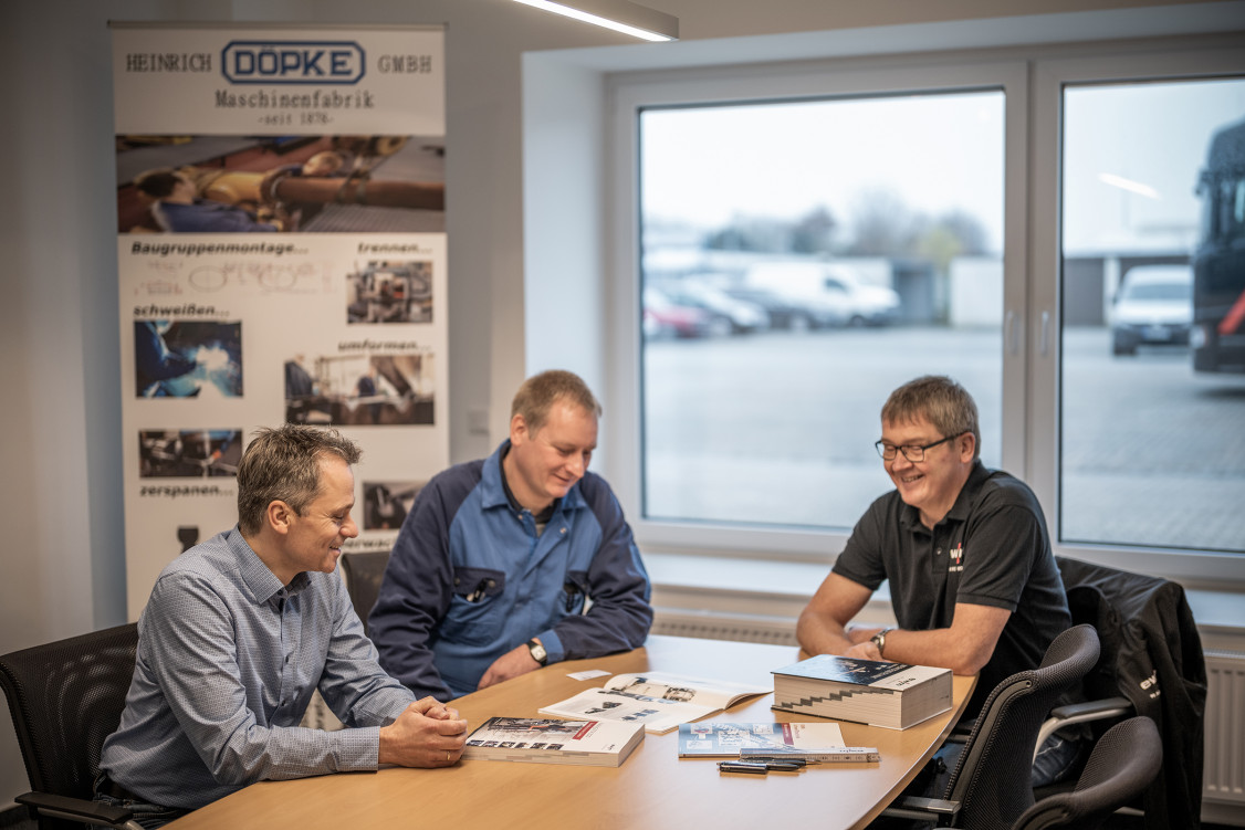 Döpke-Geschäftsführer Ingo Romeike (links) und Döpke-Produktionsleiter Wilfried Erdmann (Mitte) erhielten insgesamt dank Werner Buß (rechts) 18.000 Euro BAFA-Förderung für die Umstellung auf EWM-Geräte. - © EWM