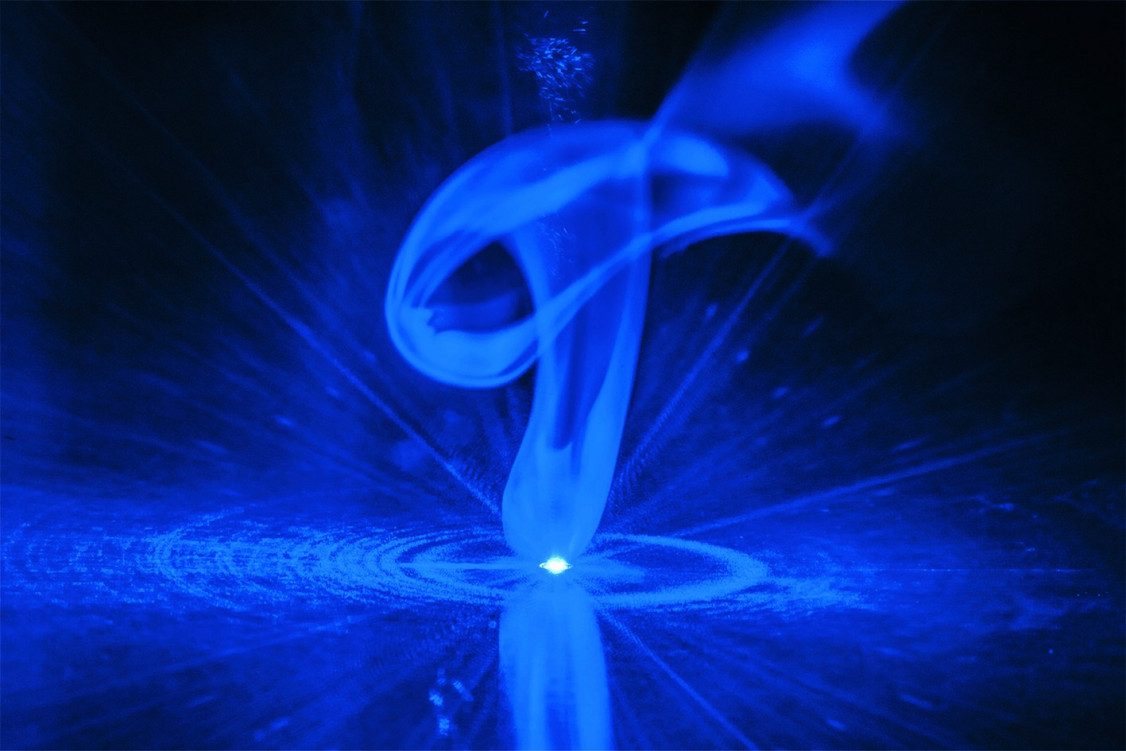 Im Prozell-Projekt HoLiB untersucht das Fraunhofer ILT u. a., mit welchen Laserstrahlquellen sich Anoden und Kathoden mit Kontakten besonders prozesssicher und schnell verbinden lassen (im Bild: Fügeprozess mit blauem Diodenlaser). - © Fraunhofer ILT, Aachen
