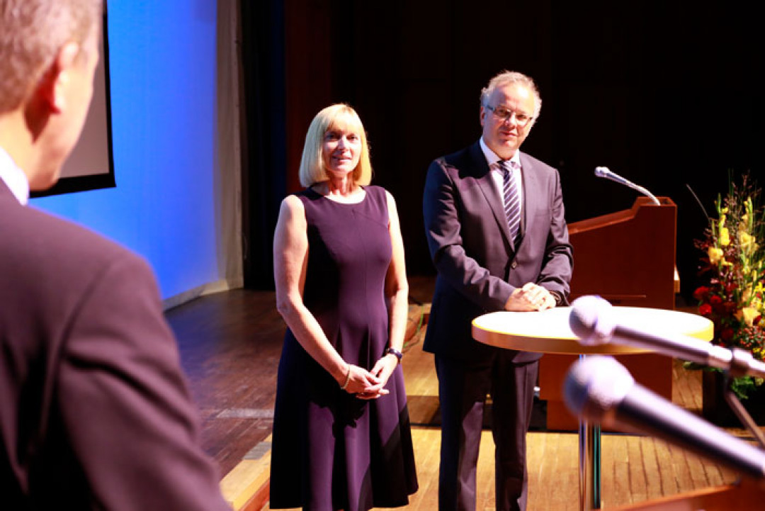 Susanne Szczesny-Oing und DVS-Hauptgeschäftsführer Dr, Roland Boecking,stehen auf der Bühne - Bild: DVS e.V.