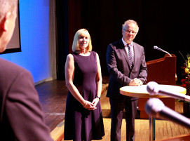 Susanne Szczesny-Oing und DVS-Hauptgeschäftsführer Dr, Roland Boecking,stehen auf der Bühne