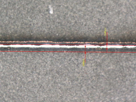 Das Mikroskopie-Bild der Laserschnittkante zeigt eine beidseitig beschichtete Graphit-Anode von 260 m Dicke. Gut erkennbar sind der Abbrand der Beschichtung und der ausgefranste Schnitt ... / © Sonplas
