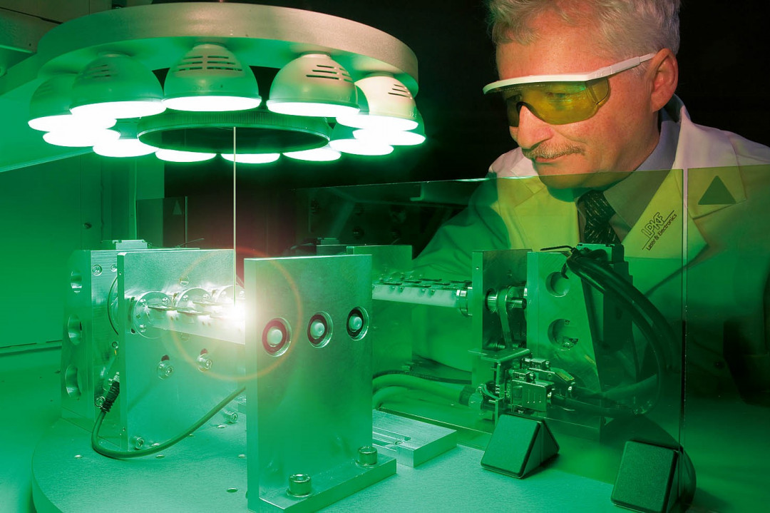 Wissenschaftler bei einem Laserversuch - © LPKF Laser & Electronics AG