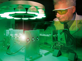 Wissenschaftler bei einem Laserversuch