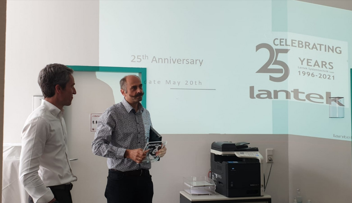 Geburtstagsbesuch (von links): Lantek-CEO Alberto López de Biñaspre gratuliert Christoph Lenhard, Vertriebsleiter Lantek Deutschland. - © Lantek