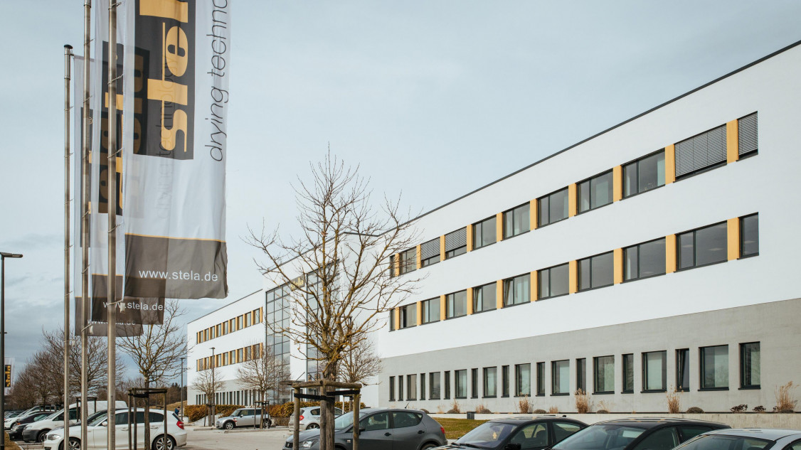 Die STELA Laxhuber GmbH aus dem niederbayerischen Massing ist „hidden champion“ aus der industriellen Trocknungstechnik. - © KUKA