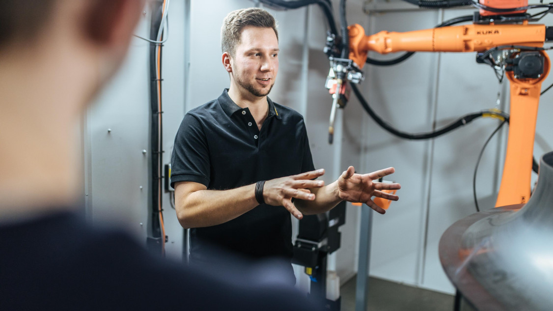Andreas Utz ist als Produktionsleiter Ventilatorbau für das Verschweißen der Lüfterräder zuständig und setzt neuerdings auf eine innovative KUKA cell4_production Roboterzelle. - © KUKA