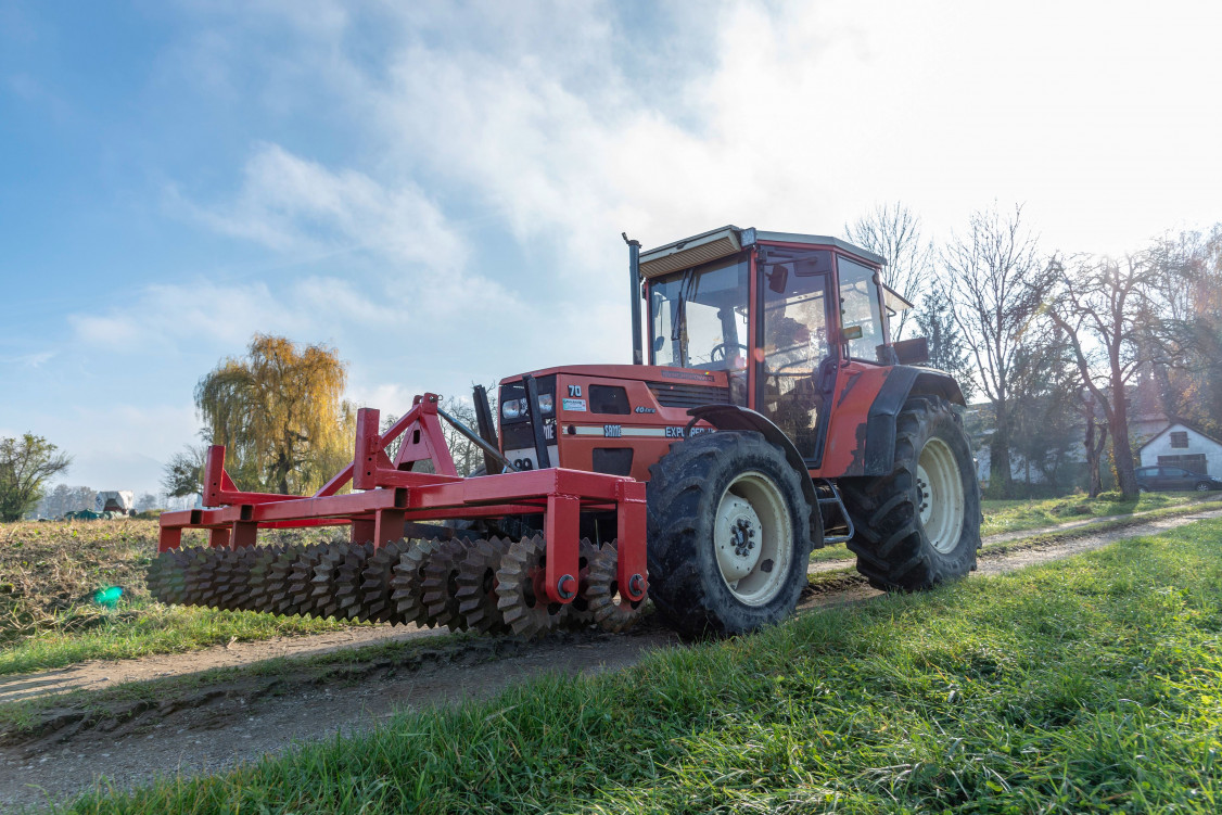 Das Team führt sämtliche Reparaturen und Umbauten an den landwirtschaftlichen Nutzfahrzeugen und Gerätschaften in Eigenregie durch. - © Fronius Deutschland GmbH