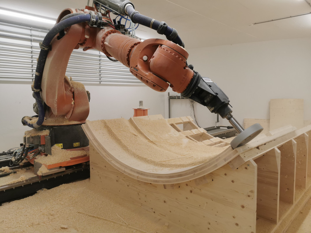 KUKA Robotik im Handwerk_Tischlerei Decker