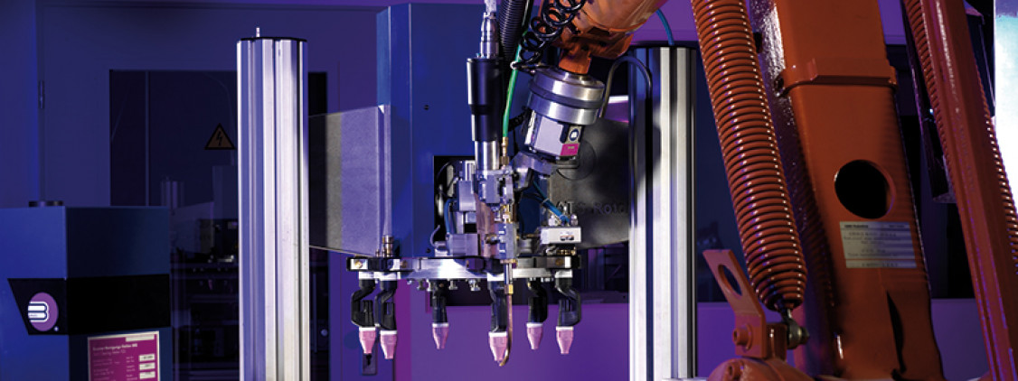 Die Investition in eine Roboterschweißzelle lohnt sich vor allem bei Serienfertigungen mit hohen Stückzahlen und im Mehrschichtbetrieb. - © Alexander Binzel Schweisstechnik GmbH & Co. KG