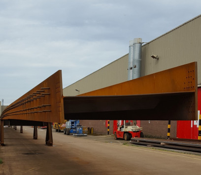 Die Tragkonstruktion für die Stahlbetondecke besteht aus zwei Stahlträgerpaaren mit Stahlverstrebungen. / © Cleveland Bridge