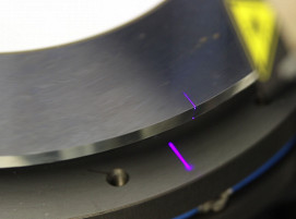 Die Rundmesseranalyse imess S25 untersucht die Messerkante auf Ver-schleiß und Ausbrüche.