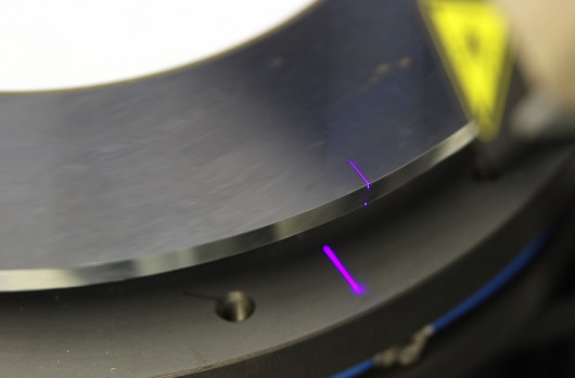 Die Rundmesseranalyse imess S25 untersucht die Messerkante auf Ver-schleiß und Ausbrüche. / © imess Optische Mess- und Prüfanlagen GmbH