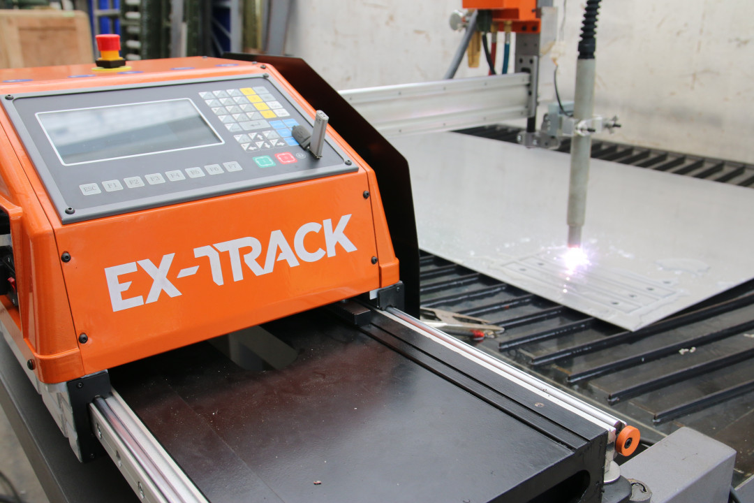 Die Bedieneinheit der EX-TRACK CNC verfährt in X-Richtung auf einer stabilen Fahrbahn. In Y-Richtung wird der Schneidkopf an einem präzisen Aluprofil geführt. - © THERMACUT