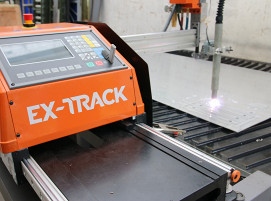 Die Bedieneinheit der EX-TRACK CNC verfährt in X-Richtung auf einer stabilen Fahrbahn. In Y-Richtung wird der Schneidkopf an einem präzisen Aluprofil geführt.