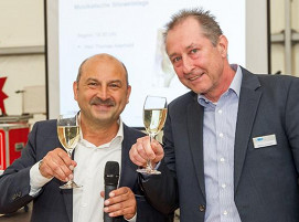 25 Jahre DVS ZERT – ein Grund zu feiern für die beiden Geschäftsführer von DVS ZERT, Dipl.-Ing. Tino Gurschke (links) und Dipl.-Ing. Martin Lehmann (rechts).