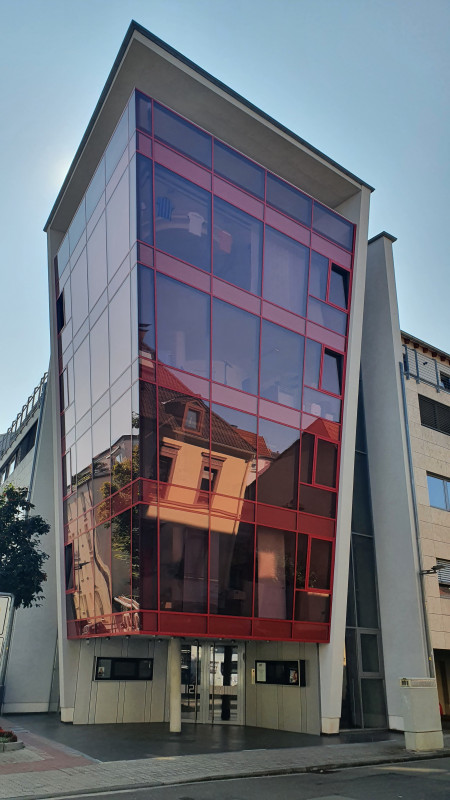 Architektur, die inspiriert: In dieser repräsentativen Gewerbeimmobilie in der Gasstraße 12 in Kaiserslautern befin-det sich die im Augst 2021 eröffnete Filiale der ODeCon Engineering UG. - © ODeCon engineering UG
