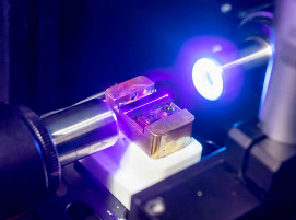 In einem Test-Stand von Q.ANT lassen sich die Lichtkanäle eines photonischen Chips überprüfen. Die Lichtkanäle sollen künftig für eine hohe Rechenleistung in Quantencomputern sorgen.