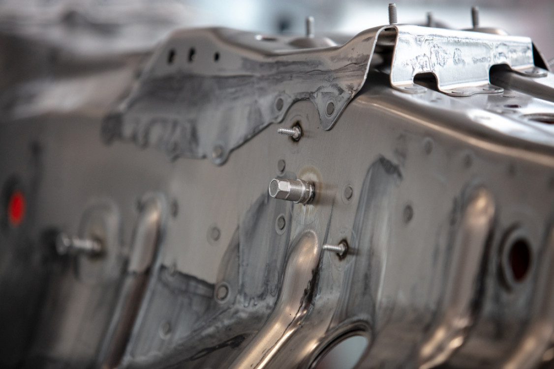 Geschweißter Massebolzen des Tunnelbauteils des Audi A8. - © Fronius International GmbH