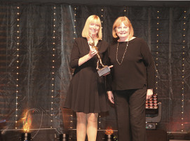Vorstandsvorsitzende Susanne Szczesny-Oßing und Aufsichtsratsvorsitzende Angelika Szczesny-Kluge sind stolz auf die Auszeichnung.