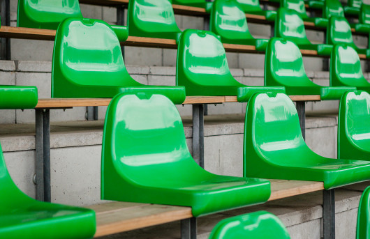 Die Sitzschalen wurden erneuert, die feuerverzinkten Halterungen wurden ebenfalls wiederverwendet. / © Maité Thijssen