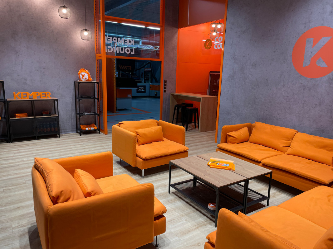 In der KEMPER Lounge, ausgestattet mit Sofas und Sesseln, fördert der Hersteller in entspannter Atmosphäre den Netzwerkgedanken. - © KEMPER GmbH