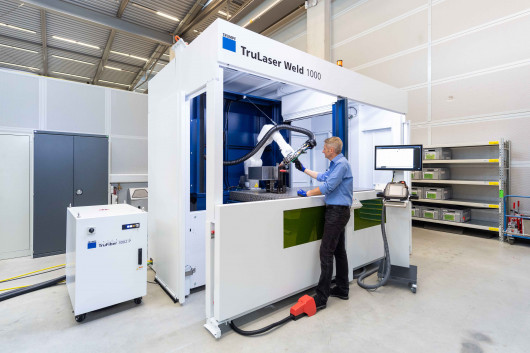 Die neue TruLaser Weld 1000 von TRUMPF ermöglicht Unternehmen den Einstieg ins automatisierte Laserstrahlschweißen. / © TRUMPF/Martin Stollberg