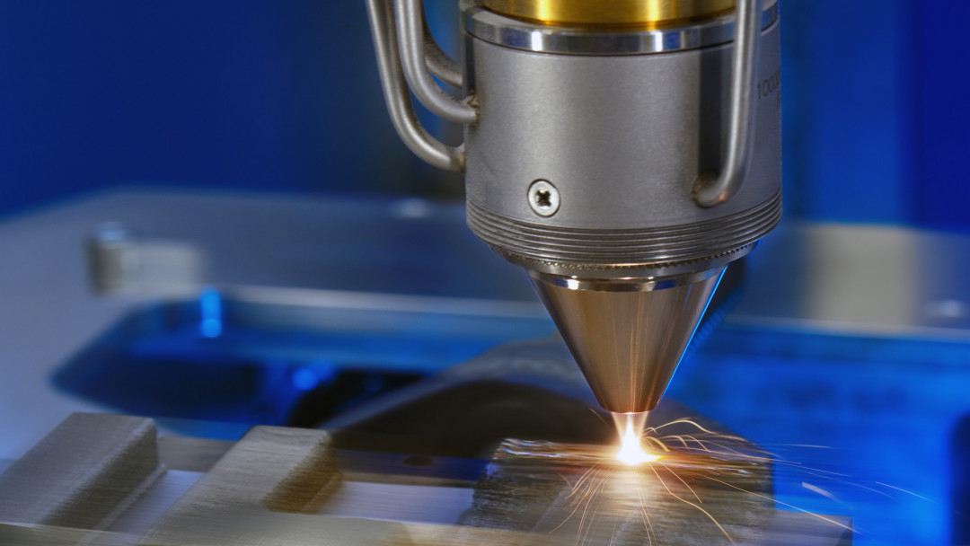 3D-Druck eines Fraunhofer ILT-Schriftzuges aus drei verschiedenen Pulverwerkstoffen als Demonstrator-Bauteil für das neue, hochproduktive EHLA-3D-Verfahren. - © Fraunhofer ILT, Aachen.