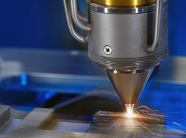 3D-Druck eines Fraunhofer ILT-Schriftzuges aus drei verschiedenen Pulverwerkstoffen als Demonstrator-Bauteil für das neue, hochproduktive EHLA-3D-Verfahren.
