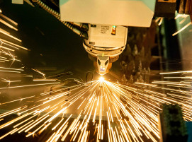 Bei der Technologie EdgeLine Bevel erzeugt eine TRUMPF Standardmaschine fürs Laserschneiden schräge Schnittkanten an den Konturen des Bauteils, sogenannte Fasen. (