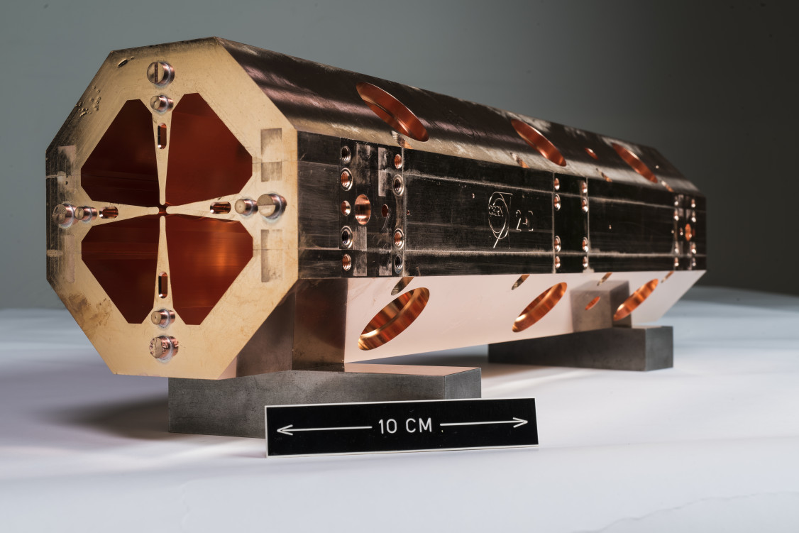 So sieht ein kompletter Quadrupol in klassischer Bauweise aus. Hintereinandergeschaltet beschleunigen diese Vierer-Elektroden zum Beispiel Protonen auf sehr hohe Geschwindigkeiten. - © CERN