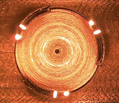 Bild 8: Elektronenstrahl-Schweißprozess mit Mehrstrahltechnik an einem rotationssym-metrischen Kupfer-Bolzen. / © PTR Strahltechnik & Steigerwald Strahltechnik