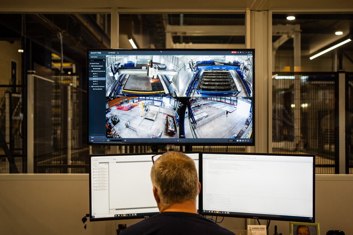 Die Produktion ist weitestgehend automatisiert und wird ausschließlich aus einem Kontrollraum ausgesteuert . - © Messer Cutting Systems GmbH