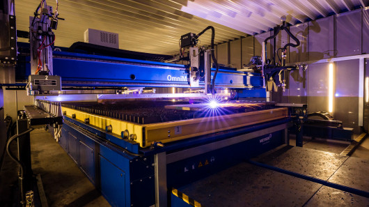Die OmniMat®-Schneidmaschine ist mit dem Skew Delta Plasma-Fasenaggregat zur Schweißnahtvorbereitung ausgestattet. / © Messer Cutting Systems GmbH