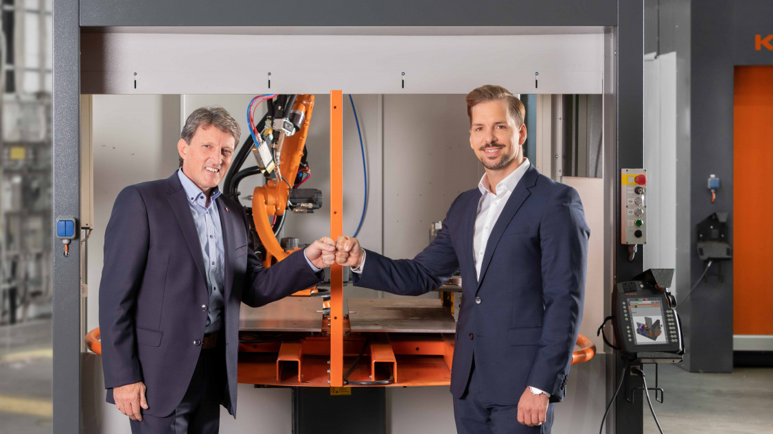 Jörg Lehnhäuser, Direktor Vertrieb Westeuropa (ABICOR BINZEL) und Sascha Liese, Head of Business Unit Arc Welding & Laser Applications KIO (KUKA). - © KUKA