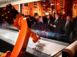 Willem-Alexander, König der Niederlande, zu Besuch bei dem bibelschreibenden KUKA-Roboter.