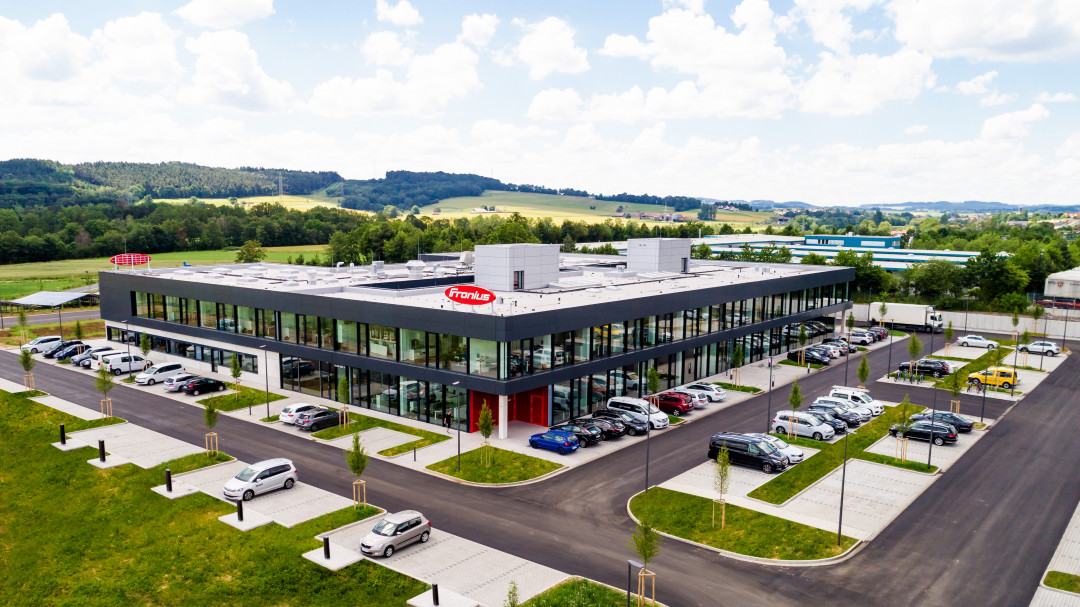 Fronius Deutschland hat am 13. Mai seine neue Landeszentrale im hessischen Neuhof-Dorfborn bezogen – in unmittelbarer Nähe zum bisherigen Standort. - © Fronius Deutschland GmbH