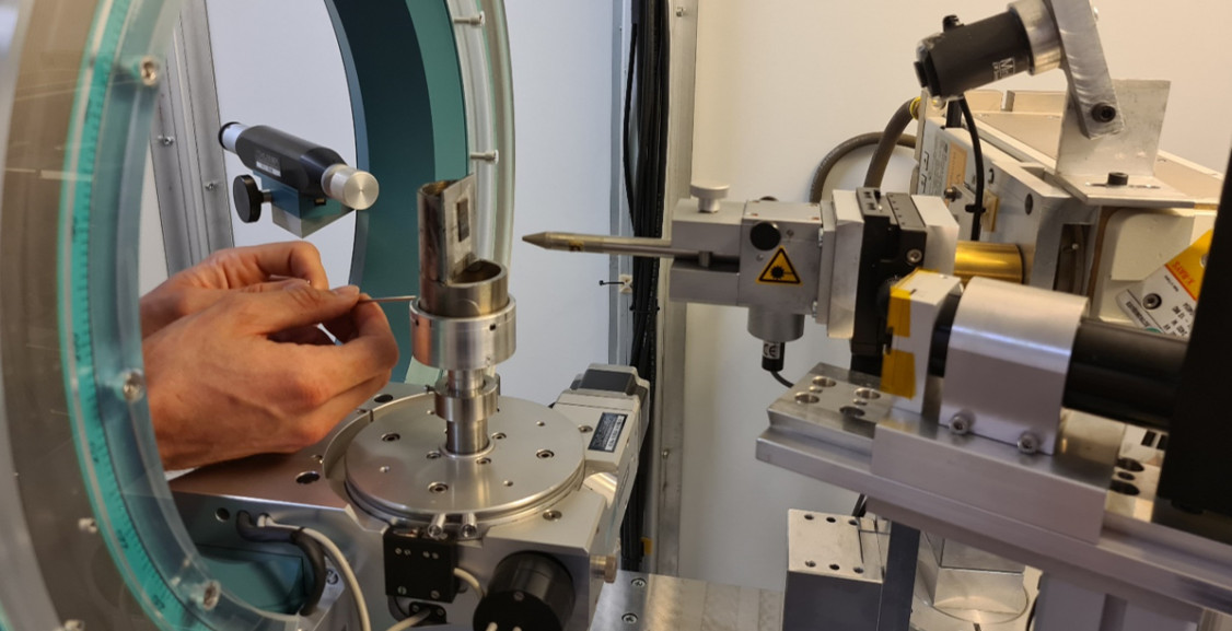 Prüflabor: Positionierung einer Probe im Röntgendiffraktometer - © Paul Diekhoff, TU Braunschweig