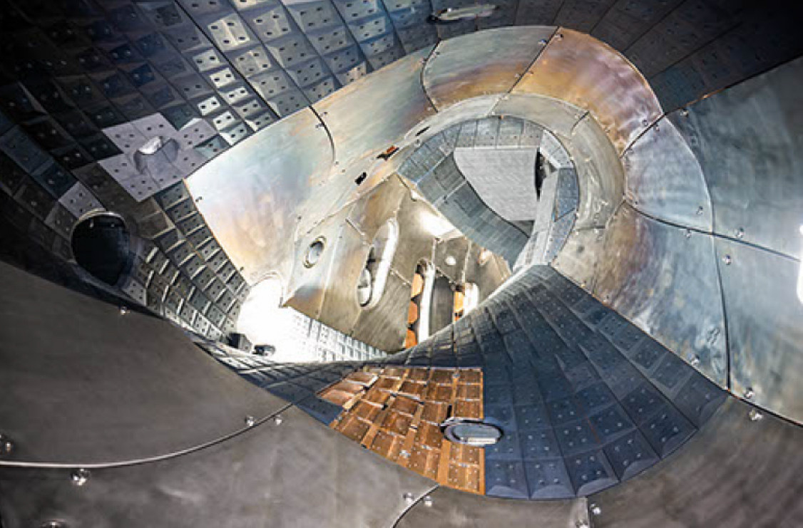 Im Inneren des Fusionsanlage werden Plasmen  auf bis zu 100 Millionen Grad erhitzt. - © PTR Strahltechnik GmbH