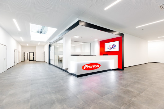 Auf einer Nutzfläche von rund 5.200 Quadratmetern finden sich unter anderem moderne Büros und großzügige Besprechungsräume. / © Fronius Deutschland GmbH