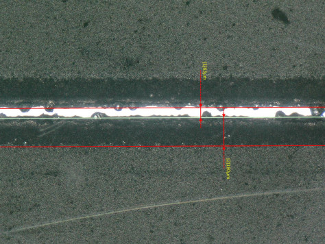 Eine Laserschnittkante einer Kathode von 230 μm Dicke mit Lithium-Nickel-Mangan-Cobalt-Oxid-Beschichtung (vorher). / © Sonplas GmbH
