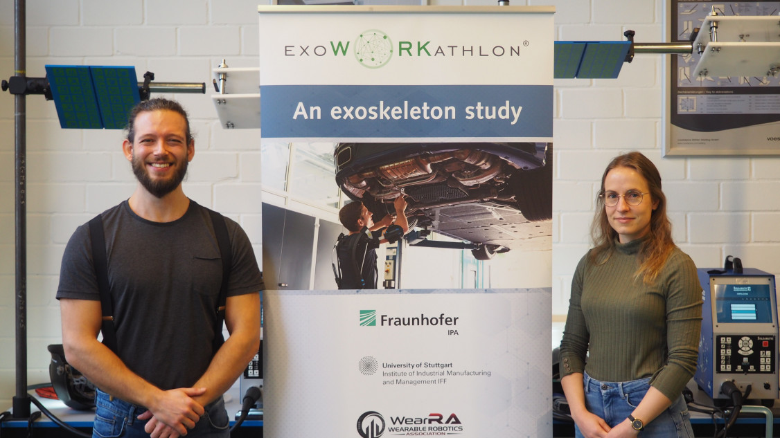 Die Ingenieure Ines und Marco Schalk untersuchen den gesundheitlichen und vorbeugenden Nutzen von Exoskeletten für schwere körperliche Arbeit. - © Fraunhofer IPA/SLV-Nord, Foto: Verena Barth
