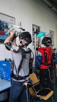 An drei virtuellen Schweißtrainern konnten die Probanden verschiedene Exoskelette während schwieriger Schweißarbeiten anwenden. / © Fraunhofer IPA/SLV-Nord, Foto: Verena Barth